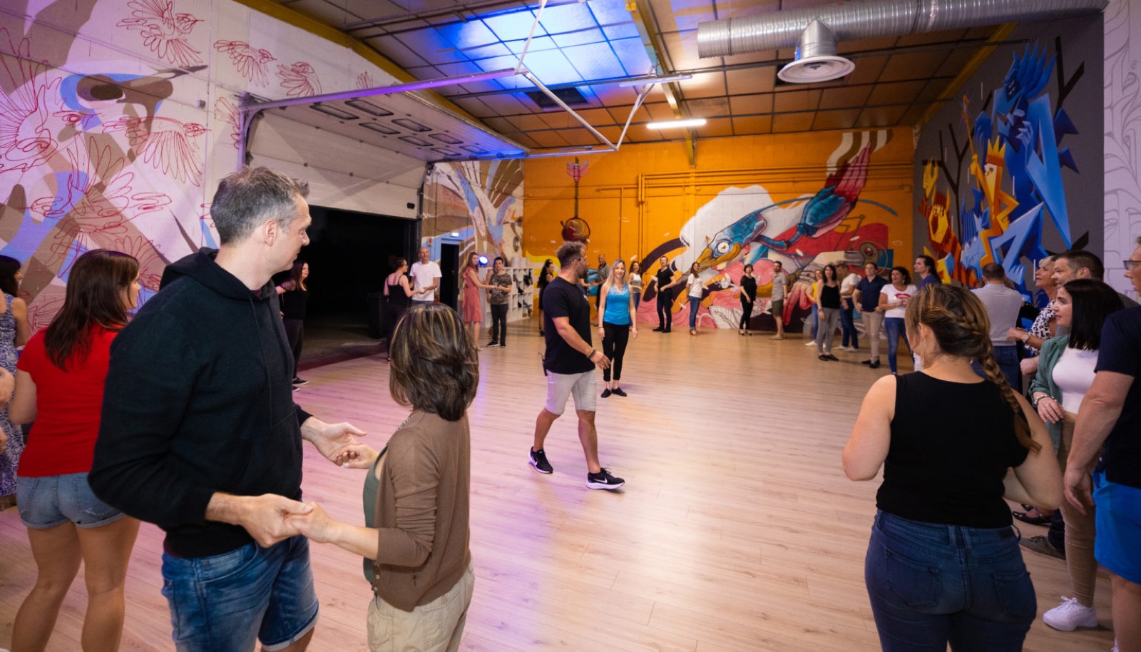Un cours de bachata dans la salle de la Meinau à Strasbourg