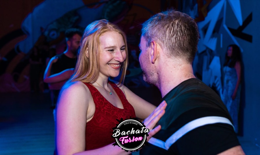 Couple dansant la bachata
